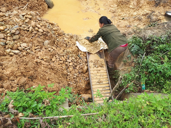 Xã hội - Ngang nhiên xẻ núi, khai thác vàng trái phép cạnh Quốc lộ (Hình 3).