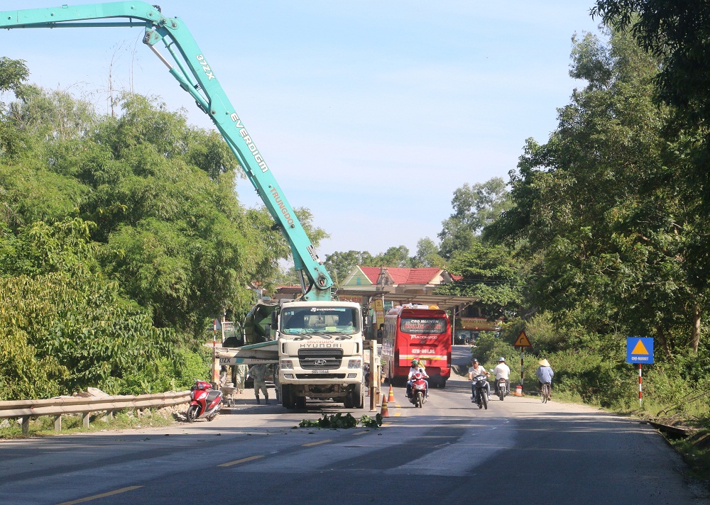 Xã hội - Mang xe trộn bê tông ra “chặn” QL1A, gây mất an toàn giao thông (Hình 2).