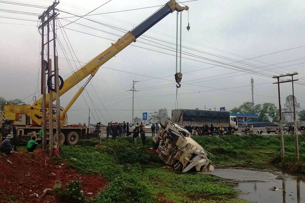 Tin nhanh - Tr&aacute;nh qu&aacute;i xế &ldquo;kẹp ba&rdquo;, xe chở b&ecirc; t&ocirc;ng lao xuống hồ nước