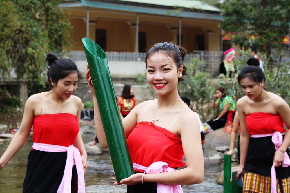 Với nước da trắng ngần và nụ cười duyên dáng cùng với thân hình gợi cảm, những cô gái Thái thuộc xã Tam Đình hút hồn người xem. Với độ tuổi đôi mươi, Vi Thị Linh đang cùng với chúng bạn tự tin tạo dáng trước ống kính PV.