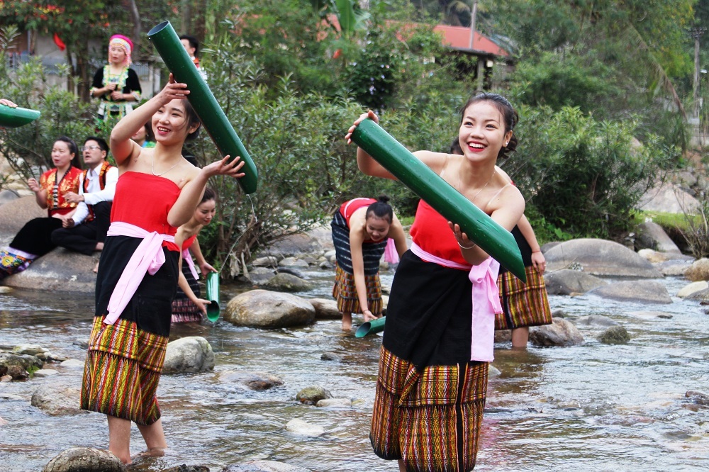 Thời tiết se lạnh của những ngày đầu xuân không làm mất đi sự duyên dáng, tươi trẻ của các cô gái Thái.