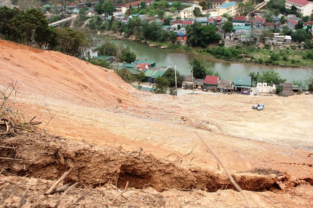 Nghệ An: Núi xuất hiện vết nứt dài 200m đe dọa vùi lấp hàng chục hộ dân