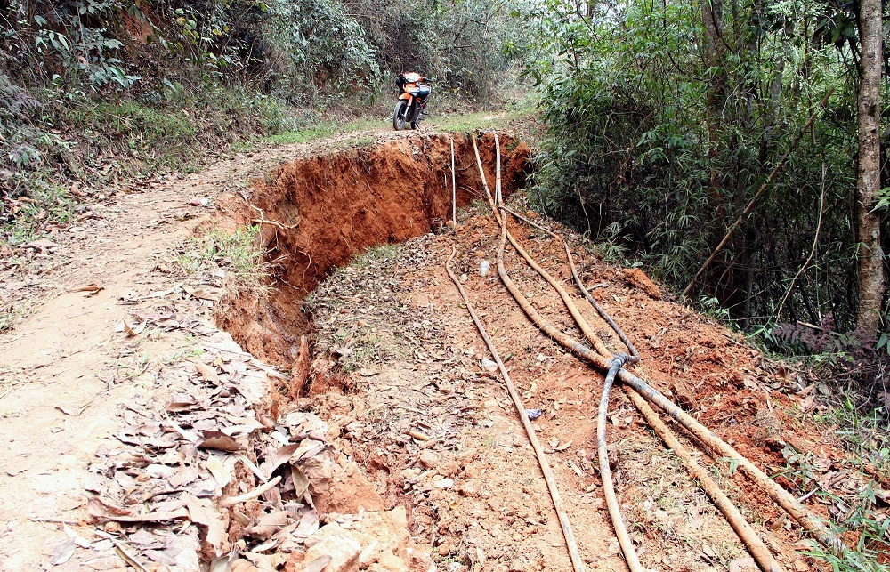 Nghệ An: Núi xuất hiện vết nứt dài 200m đe dọa vùi lấp hàng chục hộ dân (Hình 2).