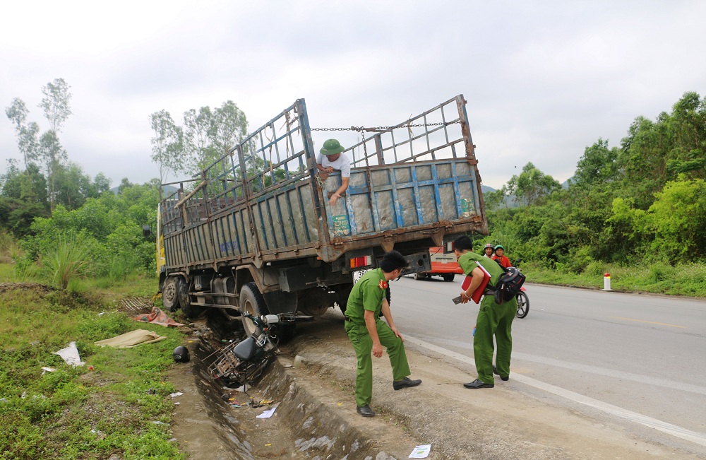 Nghệ An: Xe tải lao sang đường đâm chết người đàn ông buôn gà