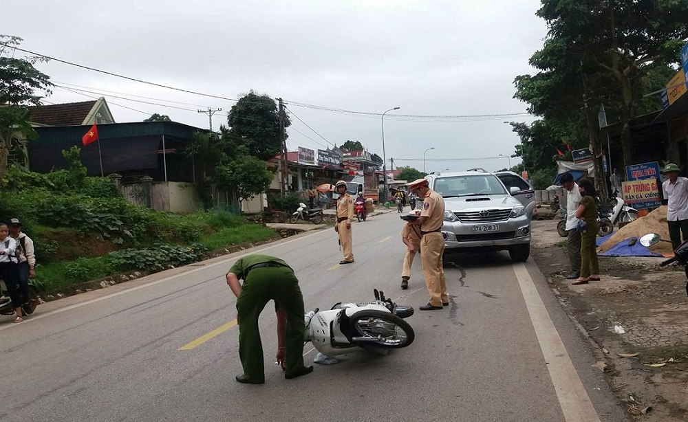 Nghệ An: Xe tải lao sang đường đâm chết người đàn ông buôn gà (Hình 2).