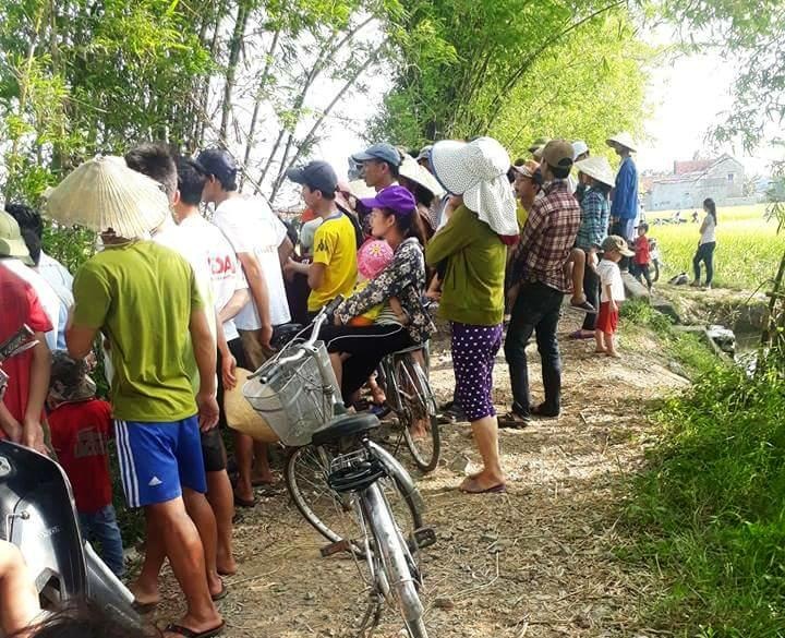 Hàng chục người ngụp lặn tìm bé trai mất tích dưới sông (Hình 2).