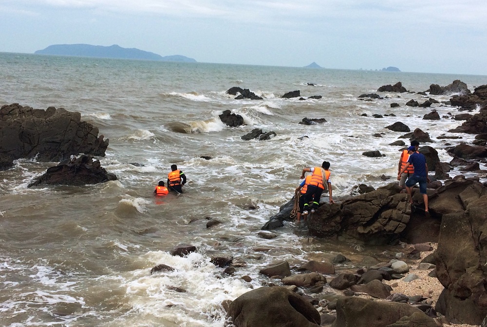 Tin nhanh - Nhóm du khách Hà Nội bị sóng đánh trôi, 1 người chết, 1 người mất tích