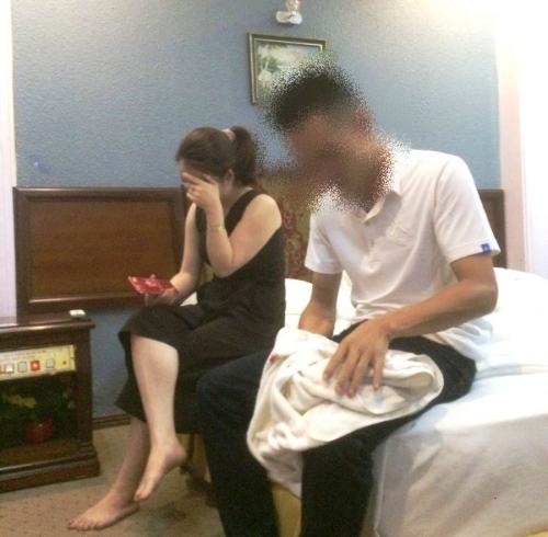 Tin nhanh - Chồng bắt quả tang vợ và cảnh sát giao thông “tâm sự” trong nhà nghỉ