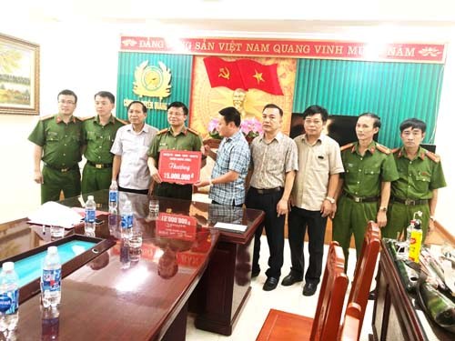 An ninh - Hình sự - Bị vây bắt, côn đồ ném 'bom xăng' vào công an để thoát thân (Hình 2).
