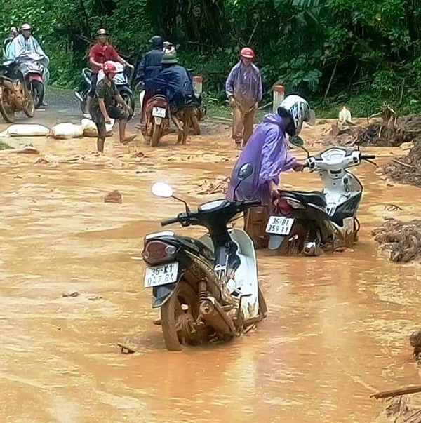 Tin nhanh - Thanh Hóa: Mưa lớn sạt lở núi gây ách tắc giao thông, nhiều ngôi nhà bị vùi lấp (Hình 2).