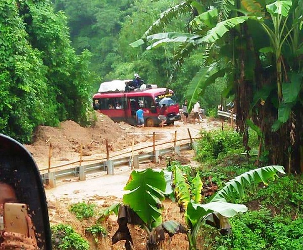 Tin nhanh - Thanh Hóa: Mưa lớn sạt lở núi gây ách tắc giao thông, nhiều ngôi nhà bị vùi lấp (Hình 3).