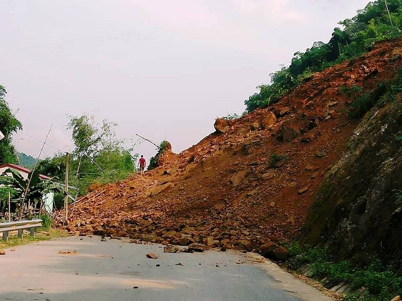 Tin nhanh -  Mái đào hạ lưu đập thủy điện Sơn Trung sạt lở trước cơn bão số 5 (Hình 2).