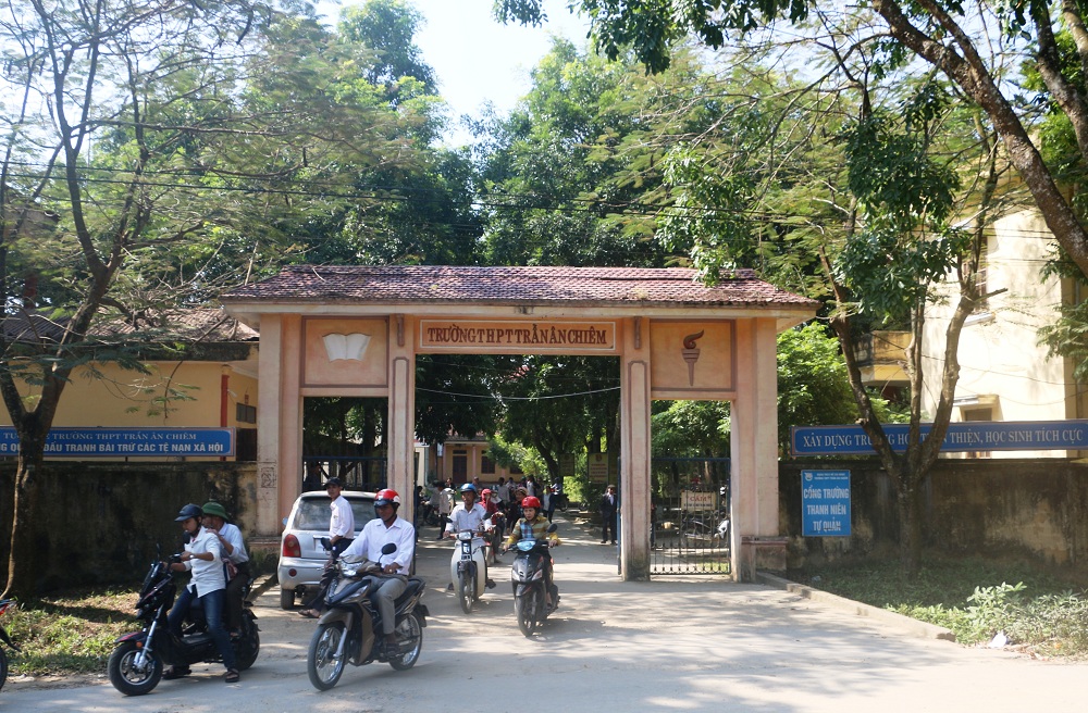Giáo dục - Phản đối giải thể trường ở phố huyện, đưa học sinh về... nông thôn