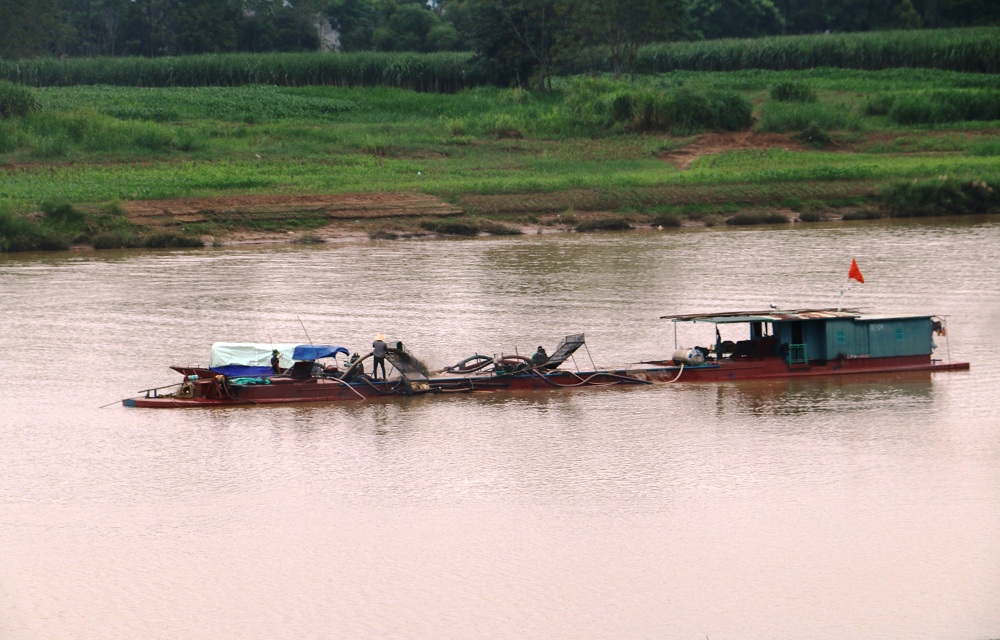 Tin nhanh - Chủ tịch, công an xã đứng trên bờ bất lực nhìn “cát tặc” … lộng hành (Hình 3).