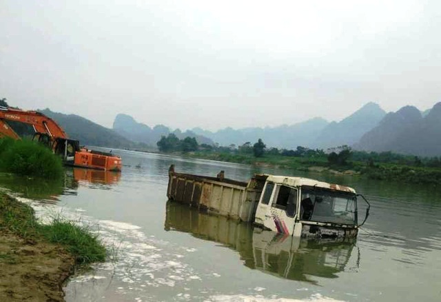 Tin nhanh - Tiền tỷ của doanh nghiệp nổi giữa sông vì thủy điện … chặn dòng?