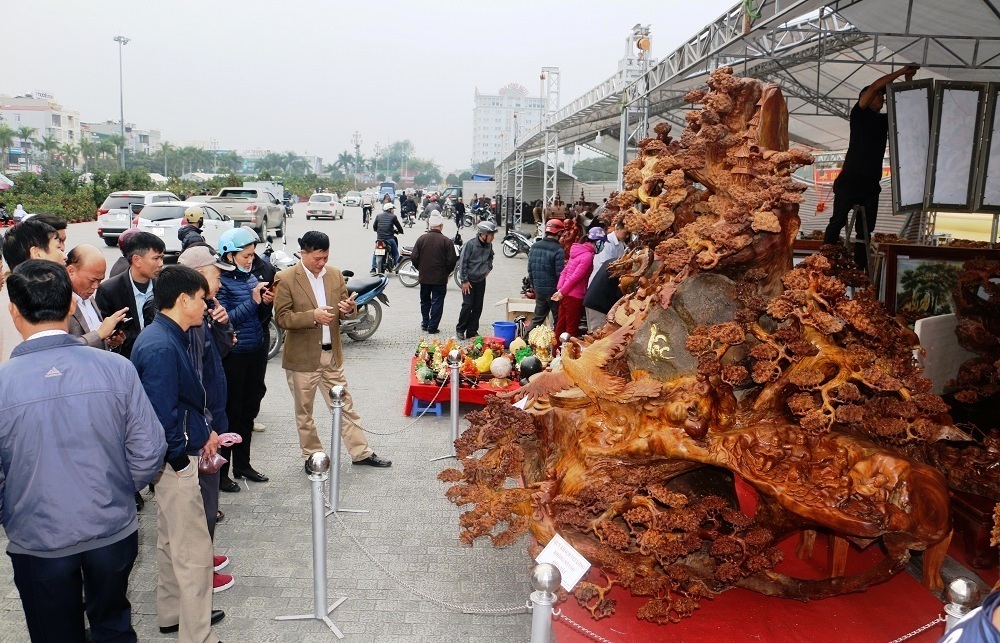 Sau khi được trưng bày tại hội chợ Tết xứ Thanh tại quảng trường Lam Sơn, TP Thanh Hóa đã có hàng trăm lượt người tới chiêm ngưỡng và tỏ ra trầm trồ trước sự bề thế và tinh xảo của bức tượng.