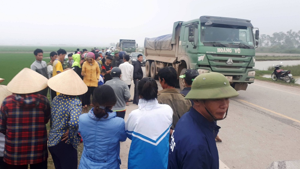 Tin nhanh - Truy tìm chiếc ô tô tải va chạm với xe SH khiến 2 người tử vong tại chỗ