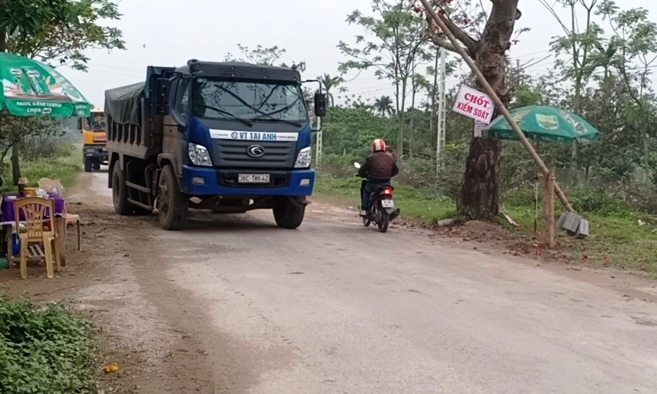 Tin nhanh -  Cán bộ bỏ gác đánh bài tại chốt kiểm dịch tả lợn châu Phi ở Thanh Hóa (Hình 2).