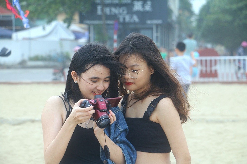 Tin nhanh - Ngắm hot girl khoe dáng chụp ảnh tại biển Sầm Sơn dịp nghỉ lễ 30/4 - 1/5