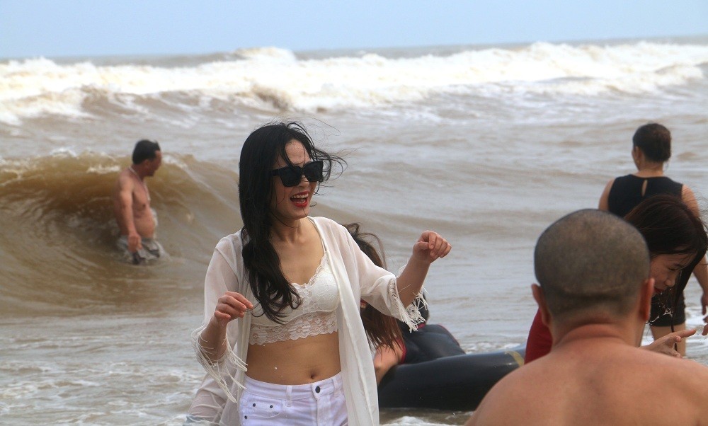 Tin nhanh - Ngắm hot girl khoe dáng chụp ảnh tại biển Sầm Sơn dịp nghỉ lễ 30/4 - 1/5 (Hình 5).