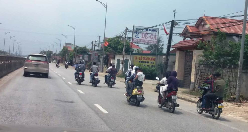 Tin nhanh - Đoàn xe máy đưa dâu không mũ bảo hiểm dàn hàng “nghênh ngang” trên QL1A (Hình 2).