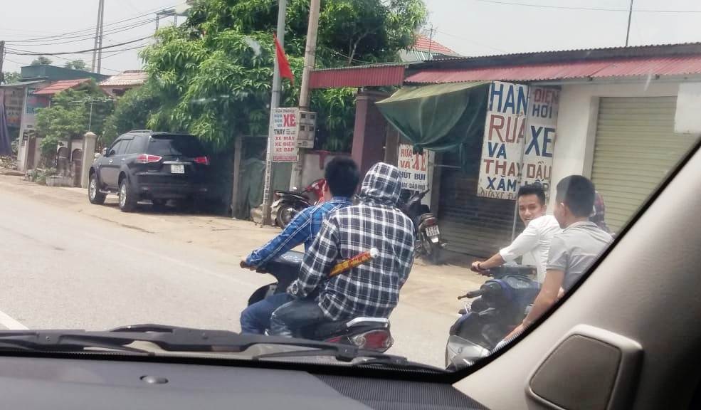 Tin nhanh - Đoàn xe máy đưa dâu không mũ bảo hiểm dàn hàng “nghênh ngang” trên QL1A (Hình 3).