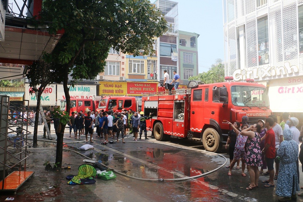 Tin nhanh - Nhà 4 tầng cháy dữ dội, hàng trăm người tập trung gây khó cho cảnh sát PCCC (Hình 5).