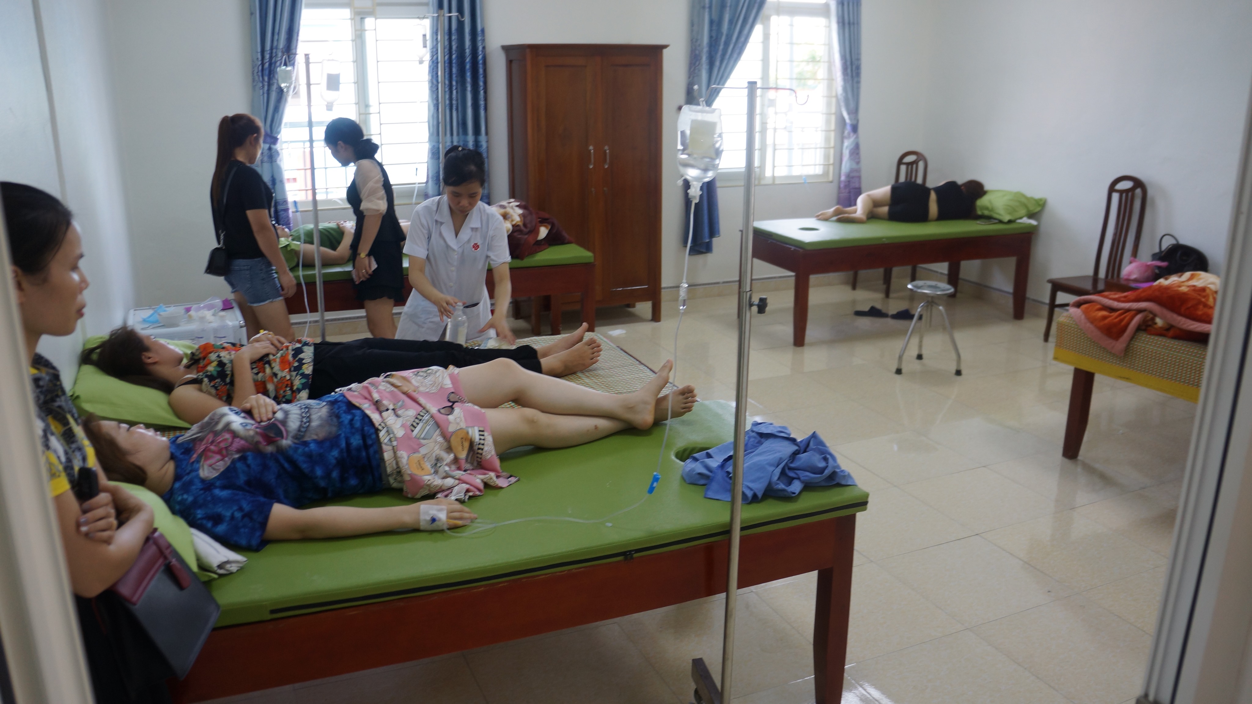 Tin nhanh - Cập nhật sức khỏe của 67 du khách bị ngộ độc khi ăn hải sản ở biển Hải Tiến