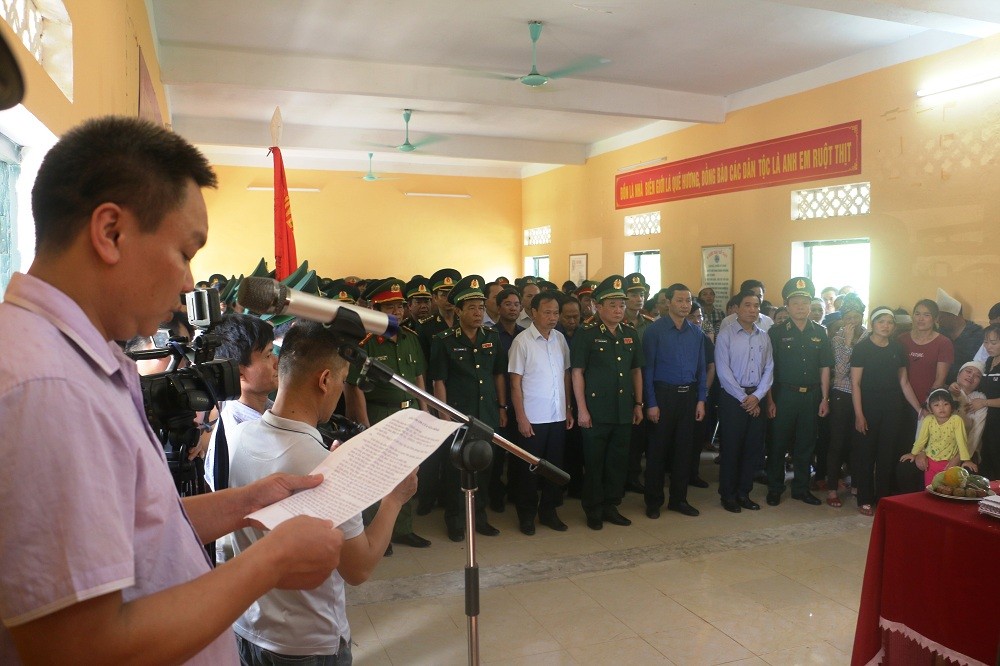 Tin nhanh - Vợ trẻ khóc ngất, con thơ ngơ ngác tìm cha trong lễ truy điệu thiếu tá biên phòng hy sinh khi bắt ma túy (Hình 2).