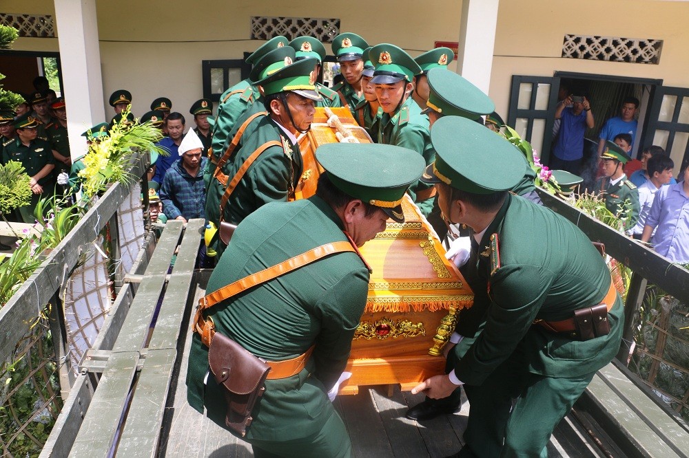 Tin nhanh - Vợ trẻ khóc ngất, con thơ ngơ ngác tìm cha trong lễ truy điệu thiếu tá biên phòng hy sinh khi bắt ma túy (Hình 8).