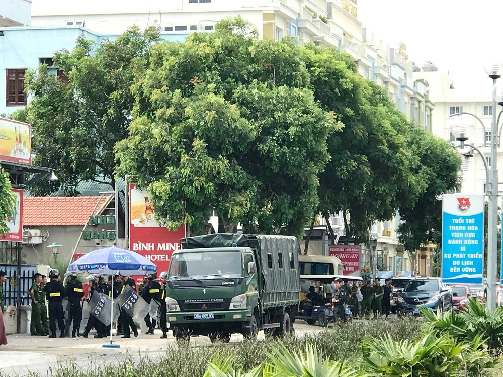 An ninh - Hình sự - Chủ nhà hàng kể lại giây phút côn đồ cầm bơm kim tiêm có máu đâm nhân viên (Hình 3).