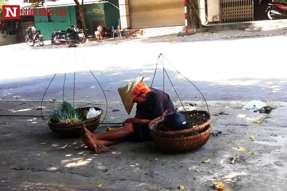 Tin nhanh - Chùm ảnh: Người dân 'chảo lửa' miền Trung quay quắt mưu sinh trong đợt nắng nóng kỷ lục