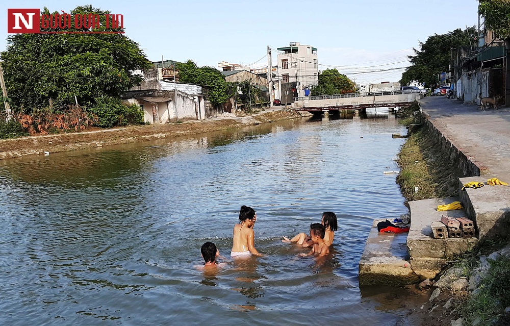 Tin nhanh - Chùm ảnh: Người dân 'chảo lửa' miền Trung quay quắt mưu sinh trong đợt nắng nóng kỷ lục (Hình 9).