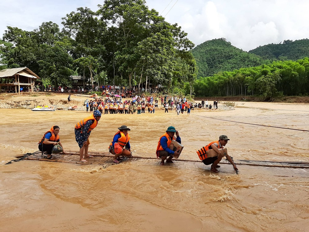 Tin nhanh - Dòng người 'liều mình' vượt sông vào cứu trợ bản vừa xảy ra trận lũ quét kinh hoàng (Hình 2).