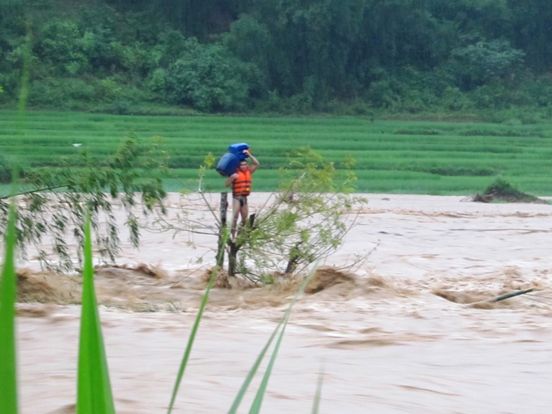 Tin nhanh - Trao và truy tặng huy hiệu “Tuổi trẻ dũng cảm” cho 2 người xả thân cứu dân trong cơn lũ dữ