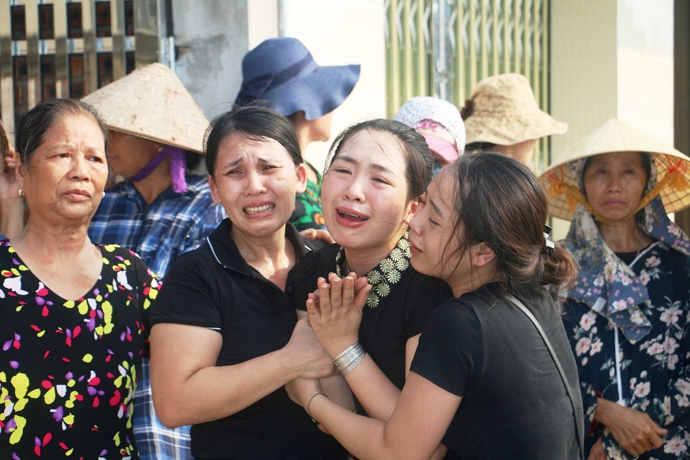 Tin nhanh - Hình ảnh “chết lặng” trong đám tang cậu bé tử vong vì bị bỏ quên trên xe trường Gateway (Hình 2).