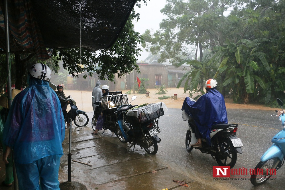 Tin nhanh - Mưa lớn khiến đường Hồ Chí Minh biến thành sông, ô tô rẽ sóng lướt ầm ầm (Hình 6).