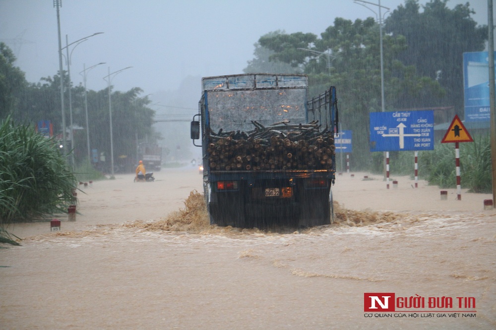 Tin nhanh - Mưa lớn khiến đường Hồ Chí Minh biến thành sông, ô tô rẽ sóng lướt ầm ầm (Hình 12).