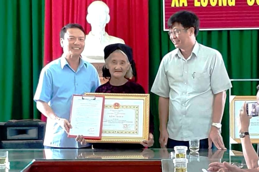 Tin nhanh - Tặng bằng khen cho cụ bà 83 tuổi đạp xe lên ủy ban xã xin thoát nghèo