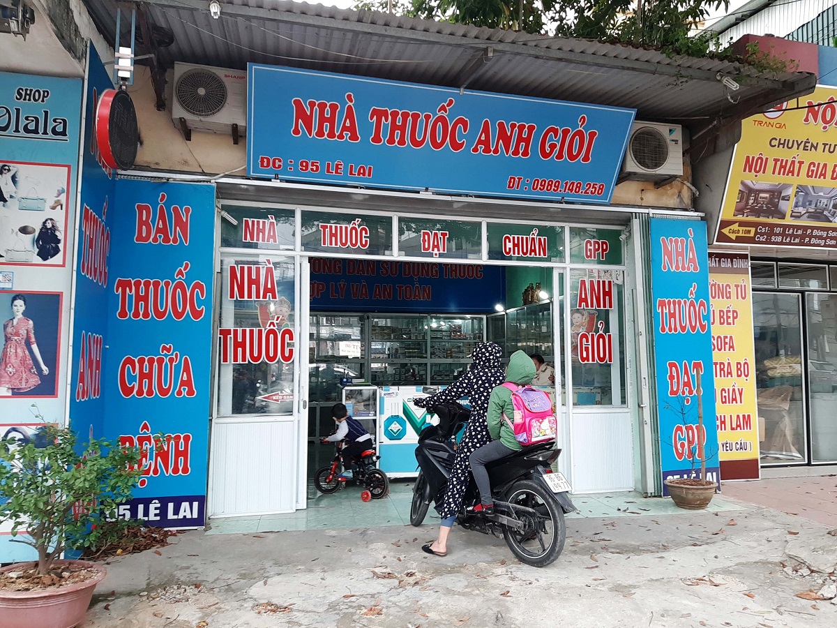 Tin nhanh - Rút giấy phép các hiệu thuốc tăng giá khẩu trang để trục lợi theo phản ánh của Báo Người Đưa Tin