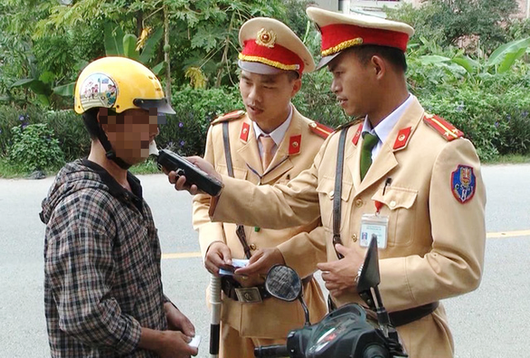 Tin nhanh - Người đàn ông Trung Quốc lái xe không giấy phép, có nồng độ cồn bị phạt 40 triệu đồng