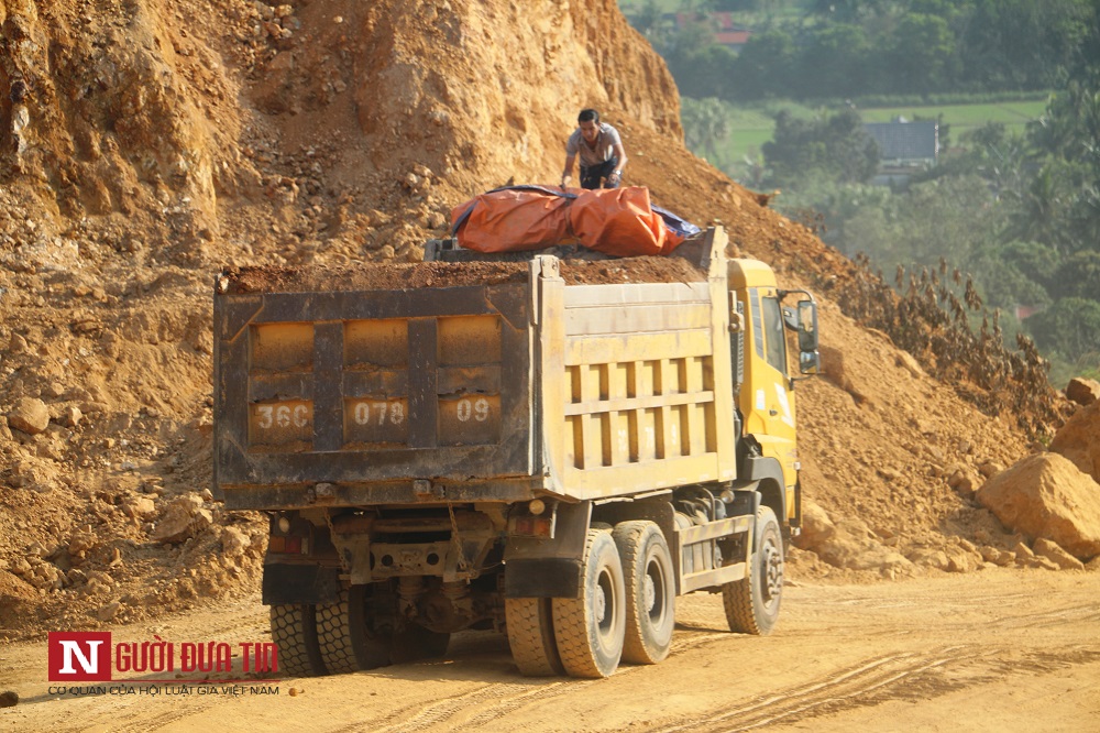 Tin nhanh - Thanh Hóa: Mỏ đất khai thác sai phép, xe cơi nới thành thùng vô tư “ăn đầy hàng” chạy ra đường (Hình 3).