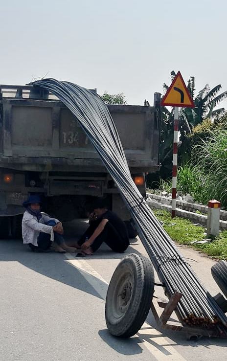 Tin nhanh - Dàn xe chở thép cồng kềnh đại náo thị xã Bỉm Sơn – Thanh Hóa (Hình 4).