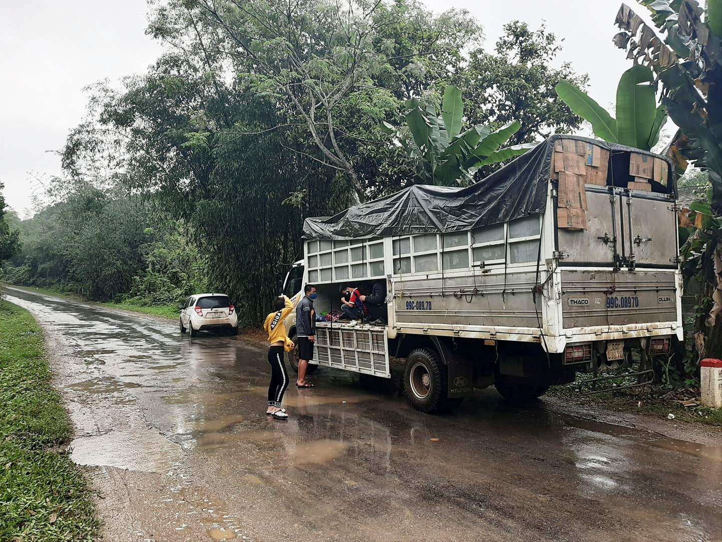 Tin nhanh - Chiếc xe tải chở 15 người trên thùng vượt chốt kiểm soát, trốn tránh khai báo y tế (Hình 2).