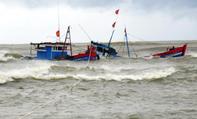 Tin nhanh - Tàu cá Thanh Hóa bị đâm chìm trên biển, 1 người tử vong, 4 ngư dân mất tích