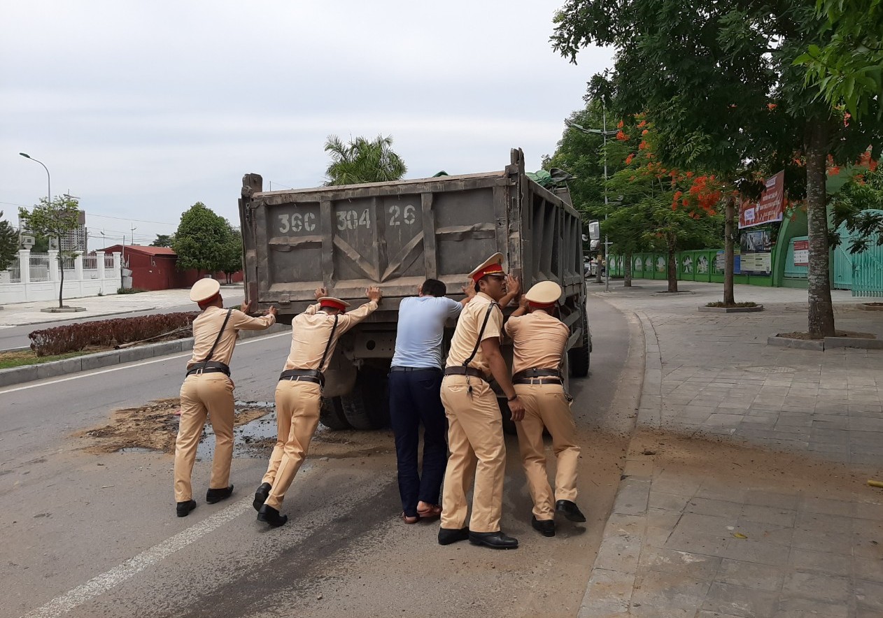 Tin nhanh - CSGT đội nắng, nhịn cơm trưa xử lý vết dầu nhớt chảy giữa đường khiến đôi nam nữ gặp nạn (Hình 2).