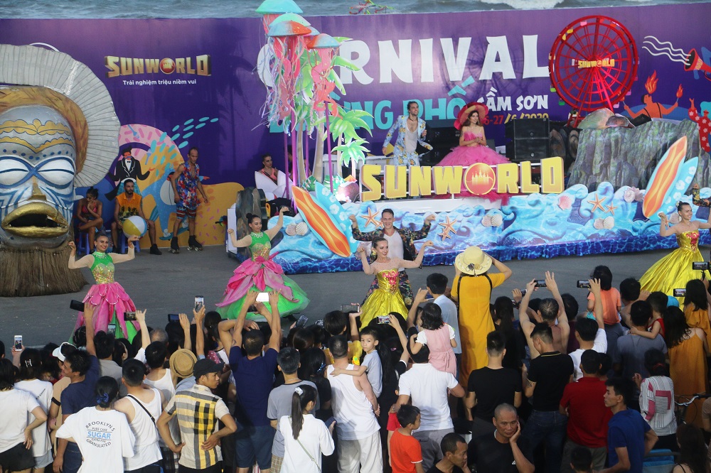 Tin nhanh - Biển người chen chân tại lễ hội Carnival Sầm Sơn 2020, xem bắn pháo hoa tầm thấp (Hình 2).