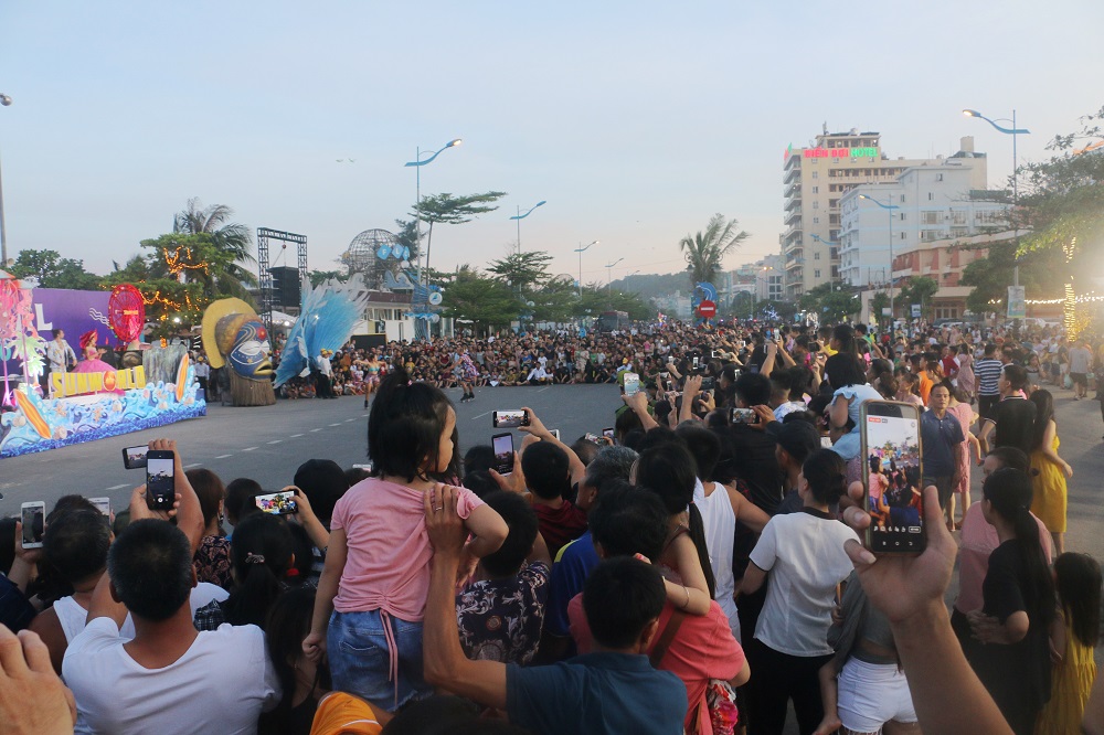 Tin nhanh - Biển người chen chân tại lễ hội Carnival Sầm Sơn 2020, xem bắn pháo hoa tầm thấp (Hình 3).