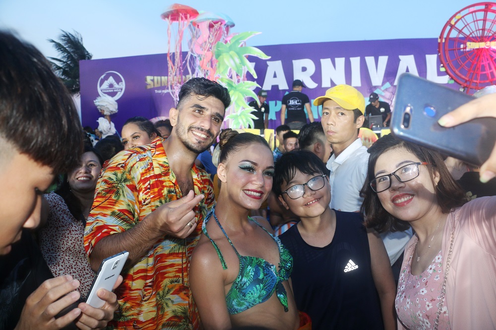 Tin nhanh - Biển người chen chân tại lễ hội Carnival Sầm Sơn 2020, xem bắn pháo hoa tầm thấp (Hình 5).