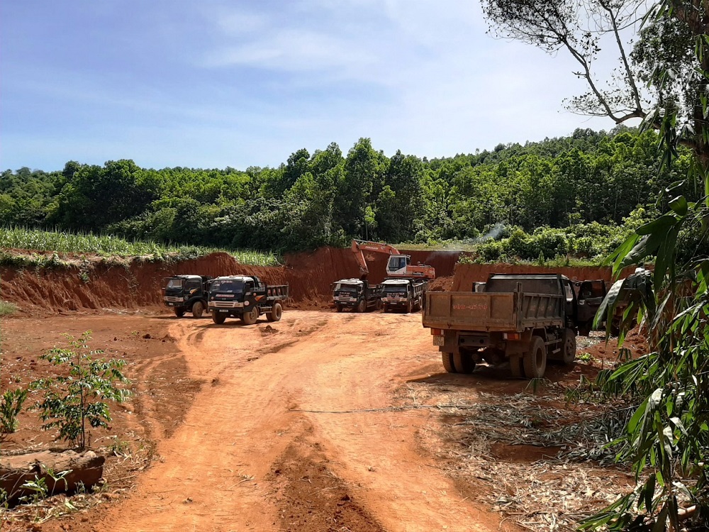 Tin nhanh - Khai thác đất trái phép công khai, rầm rộ như “trẩy hội” ở Thanh Hóa (Hình 8).